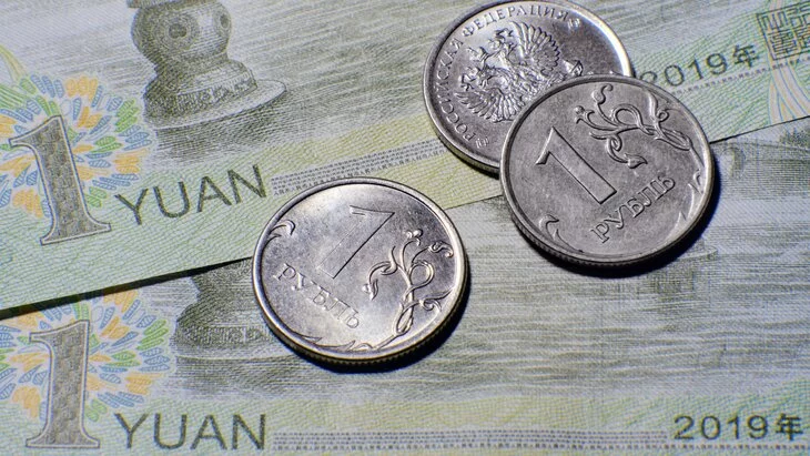 Курс юаня опустился ниже 12 рублей впервые с 16 августа