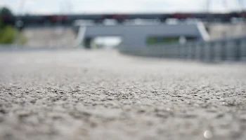 Асфальт обновили на Москворецкой набережной в центре Москвы