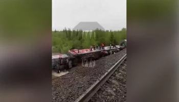 Губернатор Коми Уйба: пассажиров сошедшего с рельсов поезда эвакуируют в Инту
