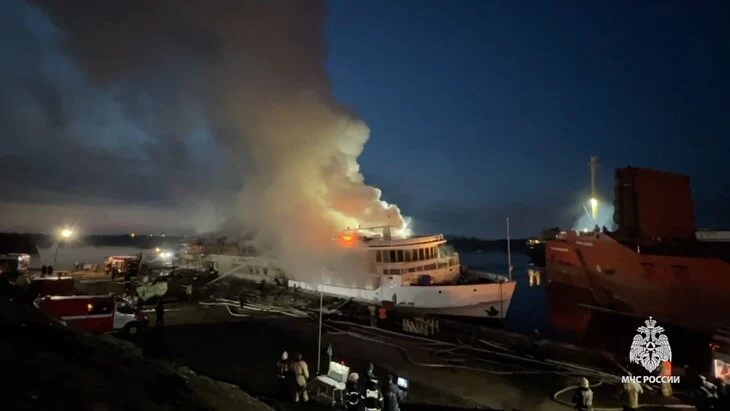 Пожарные полностью потушили возгорание на теплоходе в Архангельске Пожарные полностью потушили возгорание на теплоходе в Архангельске
