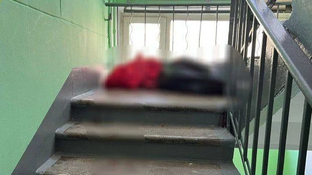 Израненное тело мужчины нашли на лестничной площадке на востоке Москвы Израненное тело мужчины нашли на лестничной площадке на востоке Москвы