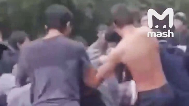 Шесть подростков доставили в отдел полиции после массовой драки в Махачкале Шесть подростков доставили в отдел полиции после массовой драки в Махачкале