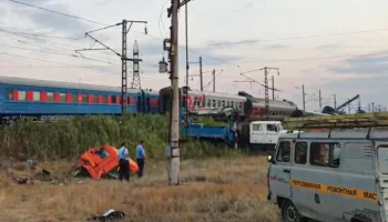 Водитель "КамАЗа", попавшего в ДТП с поездом под Волгоградом, проехал на красный