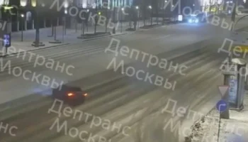 Автомобиль вылетел на встречку и врезался в электробус на Садовом кольце