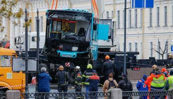 Начальник автоколонны частично признал вину по делу о падении автобуса в реку в Петербурге