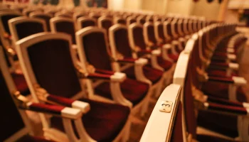 Спектакль &laquo;Фотоаппараты&raquo; и лекция о старинных игрушках: куда сходить в Москве на выходных