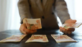 Росстат: В пяти отраслях России средние зарплаты превысили 200 тысяч рублей