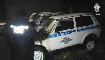 Мужчина поджег полицейские автомобили в Чувашии