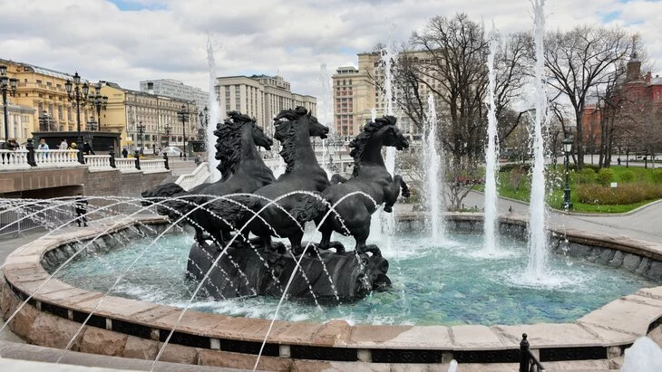 На Манежной площади началась промывка фонтанного комплекса На Манежной площади началась промывка фонтанного комплекса