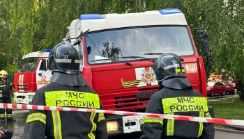 Двухэтажное здание загорелось на Елисаветинском рынке в подмосковном Подольске