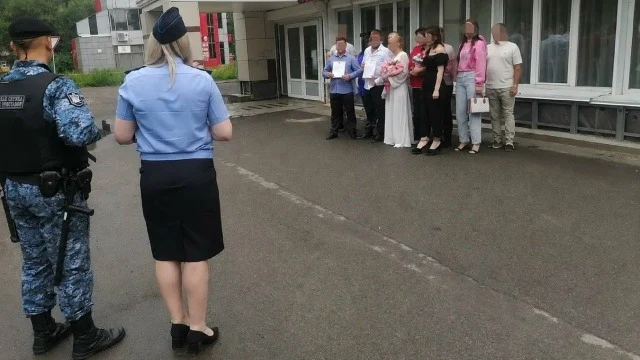 Жениха увезли со свадьбы в Хакасии к приставам из-за долгов по алиментам Жениха увезли со свадьбы в Хакасии к приставам из-за долгов по алиментам