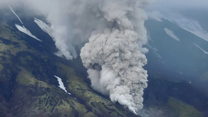 Пеплопад от вулкана Ключевская Сопка зафиксирован в поселке на Камчатке Пеплопад от вулкана Ключевская Сопка зафиксирован в поселке на Камчатке