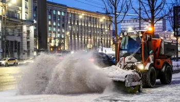 Столичные службы начали вывозить снег с мест временного складирования