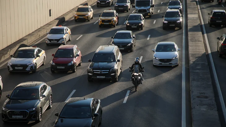 Движение транспорта перекрыли на Тверской улице и Кремлевской набережной Движение транспорта перекрыли на Тверской улице и Кремлевской набережной