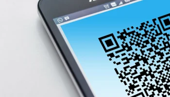 Мошенники стали размещать QR-коды в объявлениях на подъездах домов