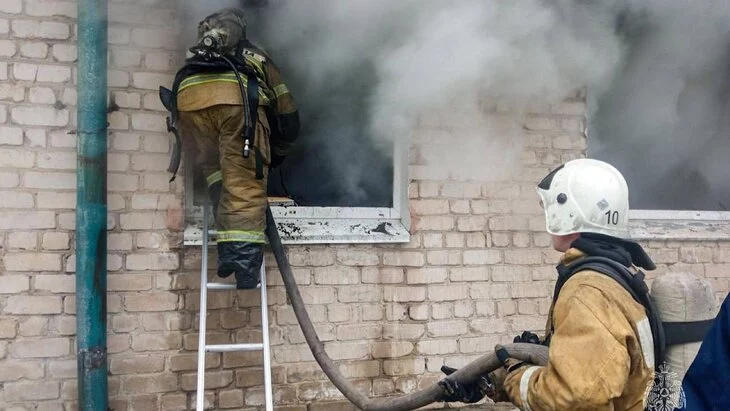 Один ребенок погиб из-за пожара в многоквартирном доме в Шадринске