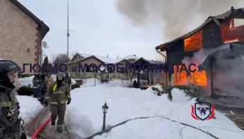 Частный дом загорелся подмосковном поселке Мещерино