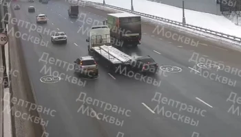 Легковой автомобиль влетел в прицеп фуры на 105-м километре МКАД