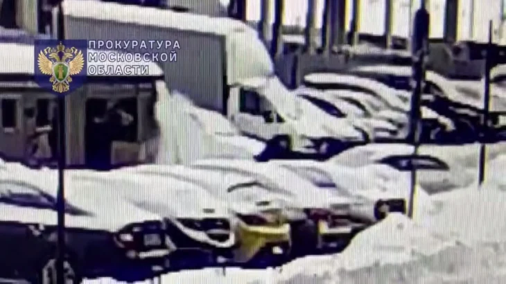 Момент взрыва петарды в руке у подростка в Подмосковье попал на видео Момент взрыва петарды в руке у подростка в Подмосковье попал на видео