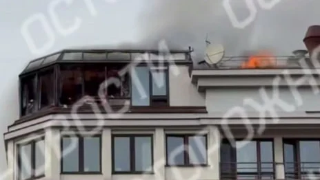 Спасатели обнаружили новый очаг пожара под крышей ЖК «На Страстном бульваре» Спасатели обнаружили новый очаг пожара под крышей ЖК «На Страстном бульваре»