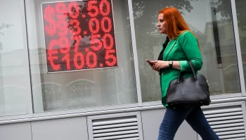 ЦБ РФ впервые за пять месяцев поднял курс доллара выше 94 рублей