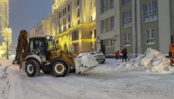 Городские службы продолжают ликвидировать последствия мощного снегопада Городские службы продолжают ликвидировать последствия мощного снегопада