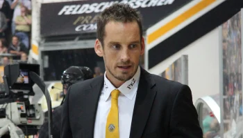 Тренера сборной Швейцарии по хоккею уволили из-за поддельной справки Тренера сборной Швейцарии по хоккею уволили из-за поддельной справки