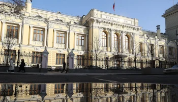 ЦБ поднял курс доллара выше 82 рублей впервые за 4,5 месяца