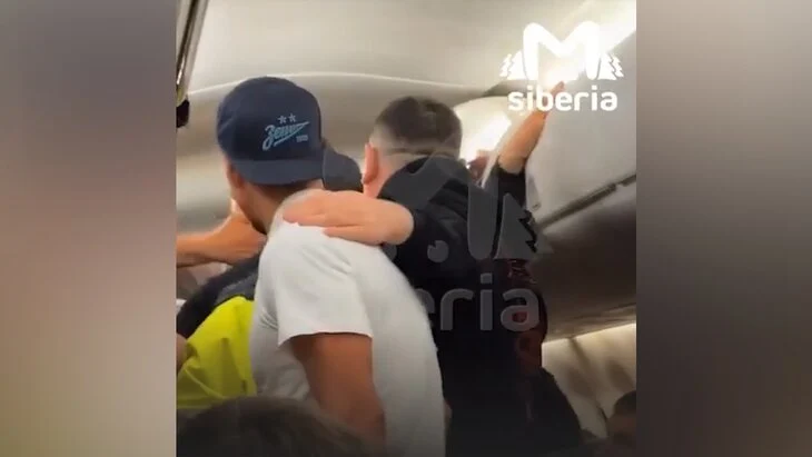 Пассажиров сняли с рейса Казань – Новосибирск из-за конфликта Пассажиров сняли с рейса Казань – Новосибирск из-за конфликта
