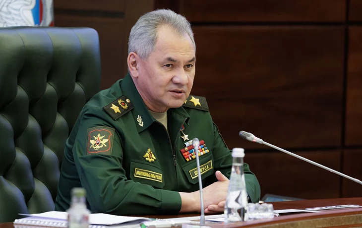Шойгу потребовал ускорить поставки техники в российские войска Шойгу потребовал ускорить поставки техники в российские войска