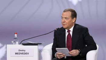 Медведев предложил Варшаве подумать о возвращении России дворца Бельведер