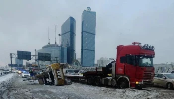 Один человек пострадал при опрокидывании экскаватора в Москве
