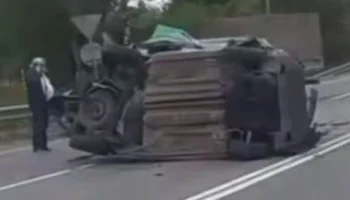 Автомобиль перевернулся после ДТП на Дмитровском шоссе около подмосковной Икши