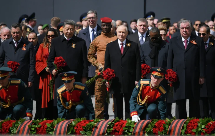 Путин возложил цветы к Могиле Неизвестного Солдата в Александровском саду Путин возложил цветы к Могиле Неизвестного Солдата в Александровском саду