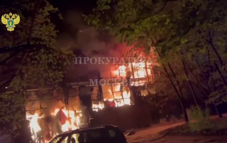 Появились кадры крупного пожара на улице Бурякова