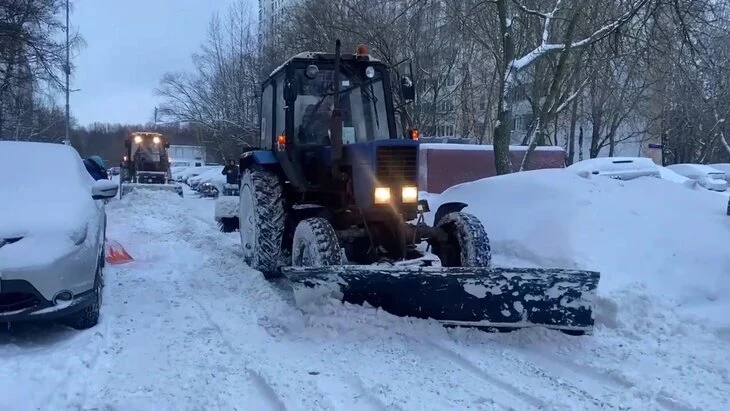 Городские службы ликвидируют последствия снегопада в Москве