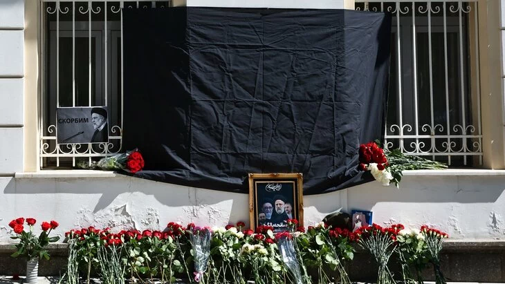 Москвичи несут цветы к посольству Ирана в память о погибшем президенте Раиси Москвичи несут цветы к посольству Ирана в память о погибшем президенте Раиси