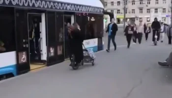 &laquo;Бабушку&raquo; на моноколесе с сумкой-тележкой заметили на улицах Москвы