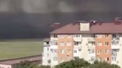 Крупный природный пожар вплотную подошел к жилым домам под Анапой Крупный природный пожар вплотную подошел к жилым домам под Анапой