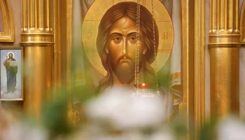 Мужчина в неадекватном состоянии разгромил храм Рождества Христова в Красноярске