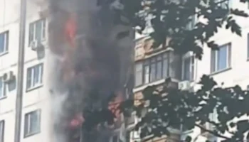 Более 30 человек эвакуировались из загоревшейcя многоэтажки в столичном Солнцеве