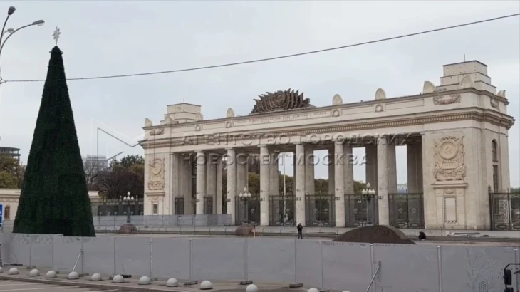 Елку установили у главного входа в Парк Горького Елку установили у главного входа в Парк Горького