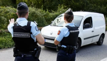 Le Parisien: 10 человек пострадали из-за наезда автомобиля на толпу на острове Олерон