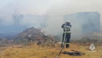 Пожарные ликвидировали открытое горение в СНТ в Астрахани
