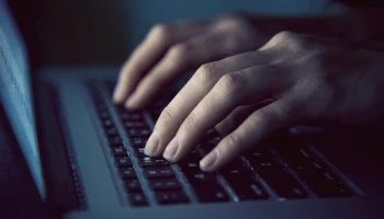 Минпромторг выступил за приоритетную поддержку выпуска смартфонов и ноутбуков в РФ