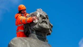 Более 1,1 тысячи памятников промыли в столице в преддверии зимы