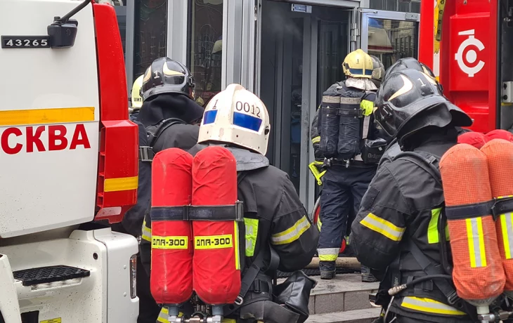 Пожар произошел в многофункциональном здании на северо-востоке Москвы