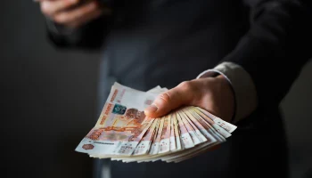 Росстат назвал отрасли с зарплатами более 200 тысяч рублей в месяц