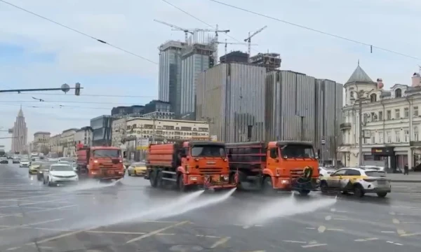 В Москве приступили к первой в этом году промывке дорог и тротуаров после зимы