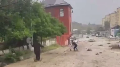 Дагестанский коммунальщик спас ребенка, которого унесло потоком во время дождя Дагестанский коммунальщик спас ребенка, которого унесло потоком во время дождя